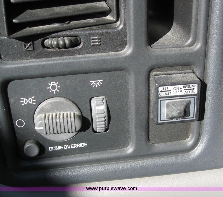 image for item 6545 2002 Chevrolet C1500 Suburban