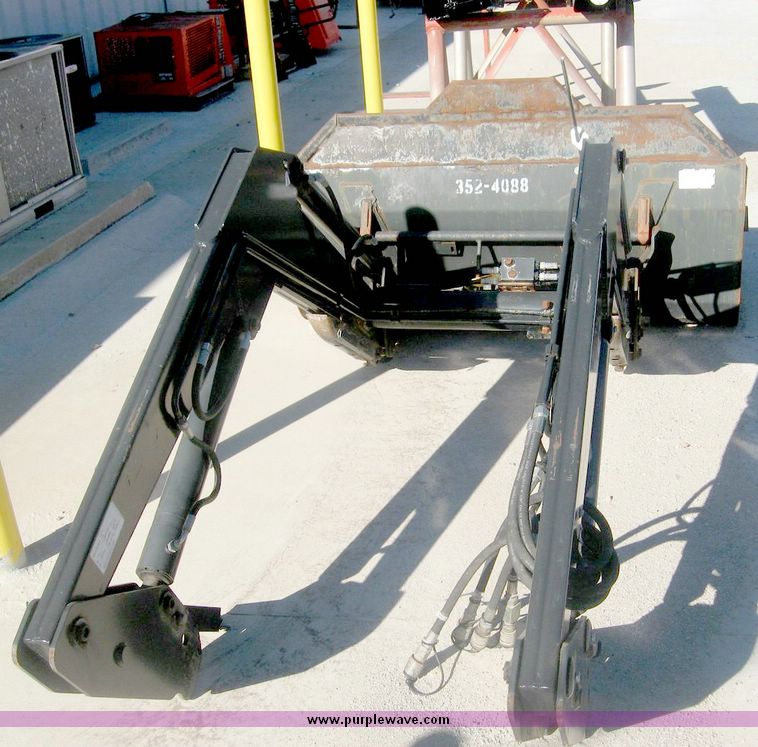 image for item 6553 2004 Quicke Q740 tractor-mounted loader