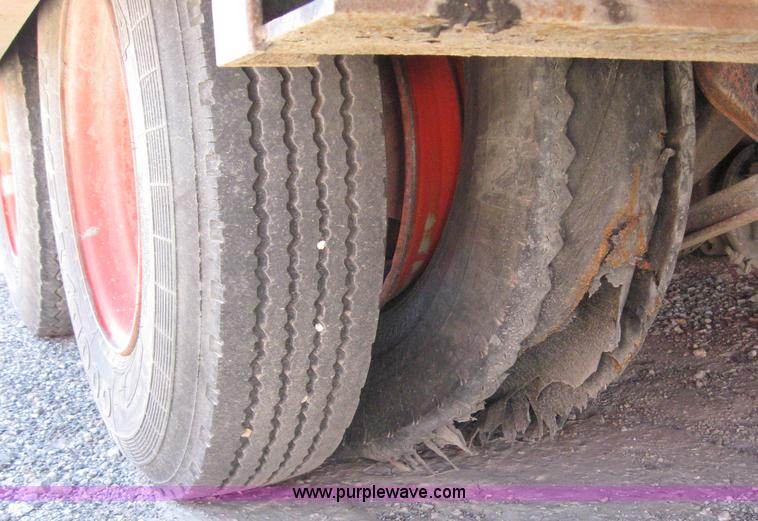 image for item 6561 1996 Landoll 345-31 30' tandem axle trailer