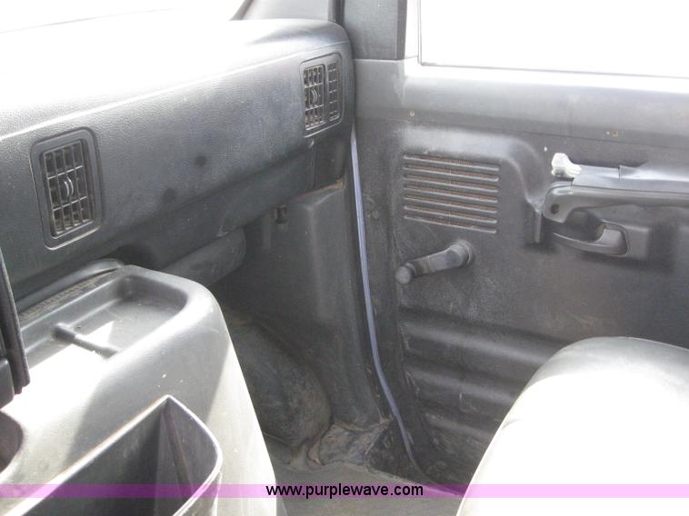 image for item 6650 1995 Ford Club Wagon E350 HD