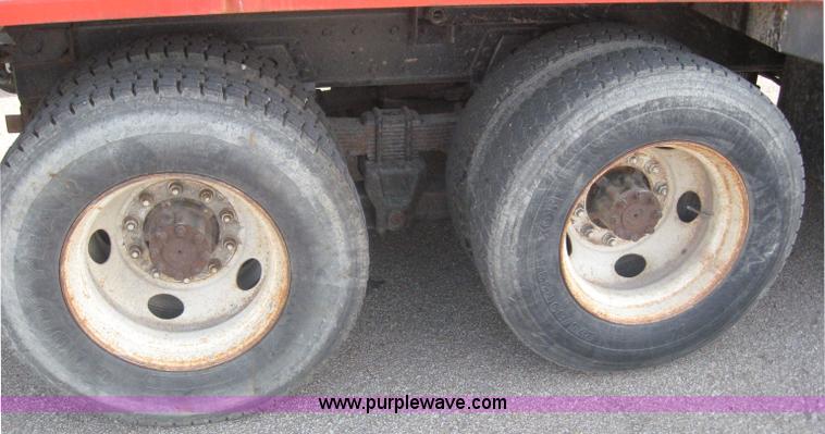 image for item 6667 1997 International 4900 truck with 13' dump bed