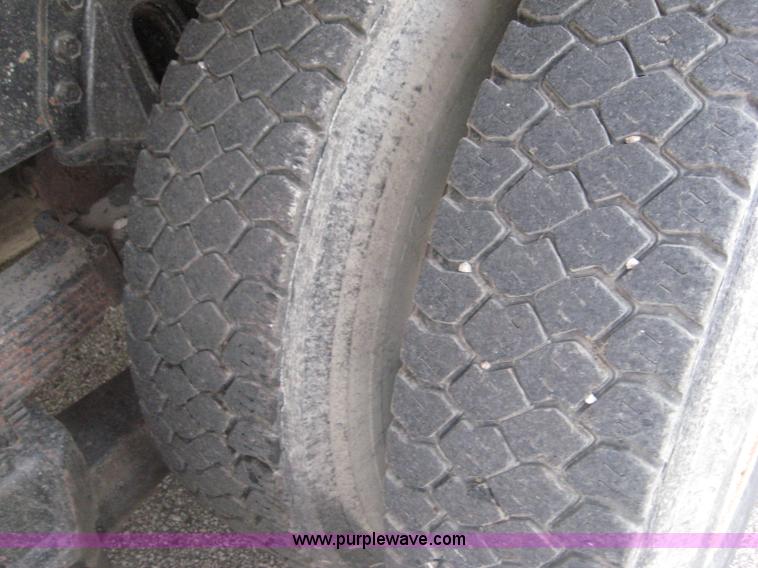 image for item 6667 1997 International 4900 truck with 13' dump bed