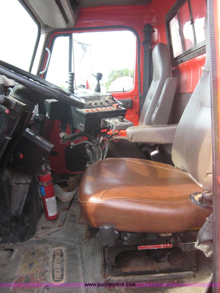 image for item 6667 1997 International 4900 truck with 13' dump bed