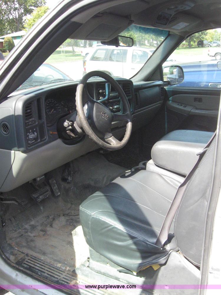image for item 6670 2002 Chevrolet C1500 Suburban