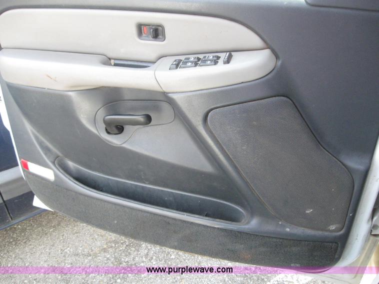 image for item 6670 2002 Chevrolet C1500 Suburban