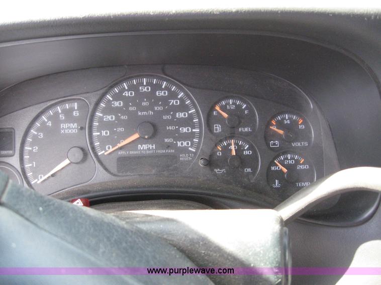 image for item 6670 2002 Chevrolet C1500 Suburban