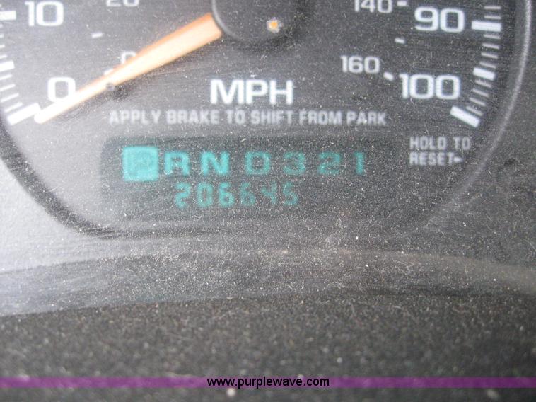 image for item 6670 2002 Chevrolet C1500 Suburban