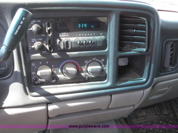 image for item 6670 2002 Chevrolet C1500 Suburban