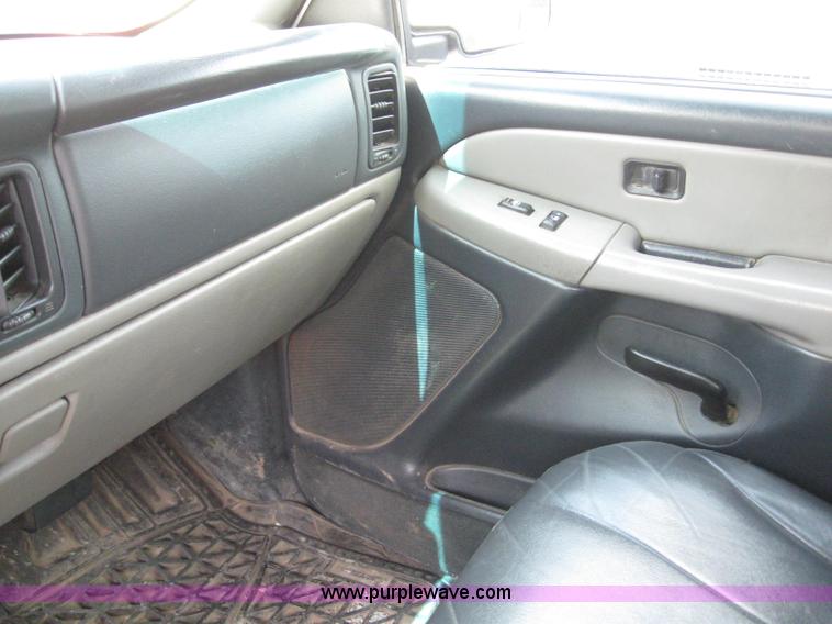 image for item 6670 2002 Chevrolet C1500 Suburban