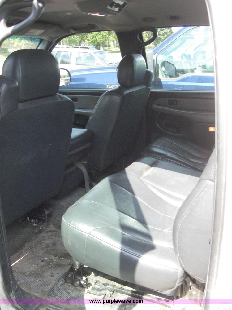 image for item 6670 2002 Chevrolet C1500 Suburban