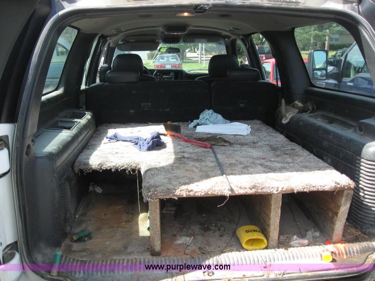 image for item 6670 2002 Chevrolet C1500 Suburban