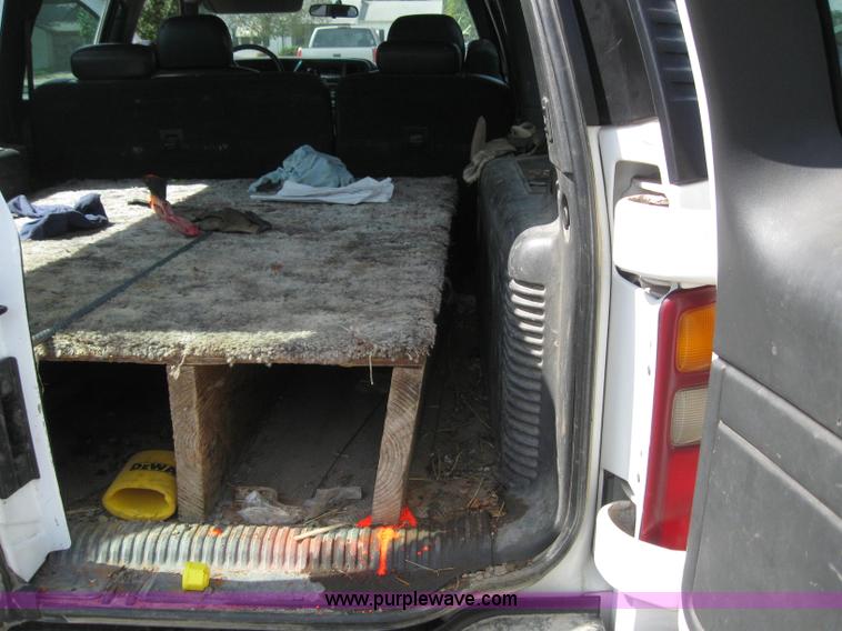 image for item 6670 2002 Chevrolet C1500 Suburban