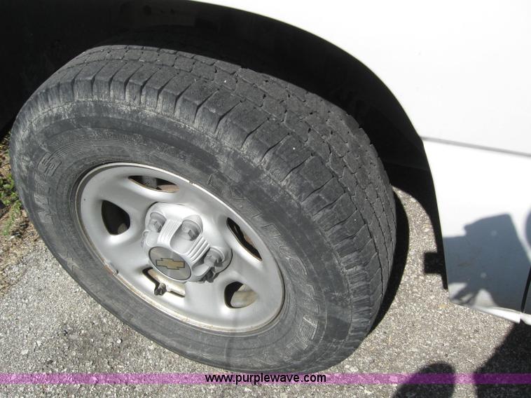 image for item 6670 2002 Chevrolet C1500 Suburban