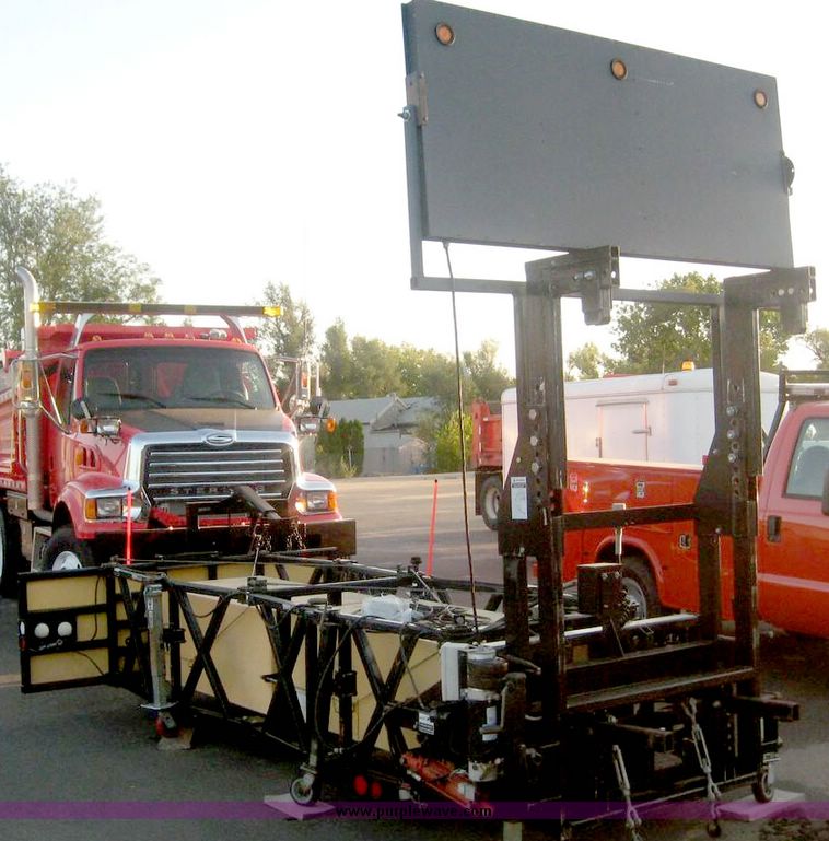 image for item 6679 1999 Enabs truck mounted energy absorption crash attenuator