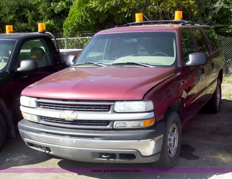image for item 7195 2001 Chevrolet C1500 Suburban