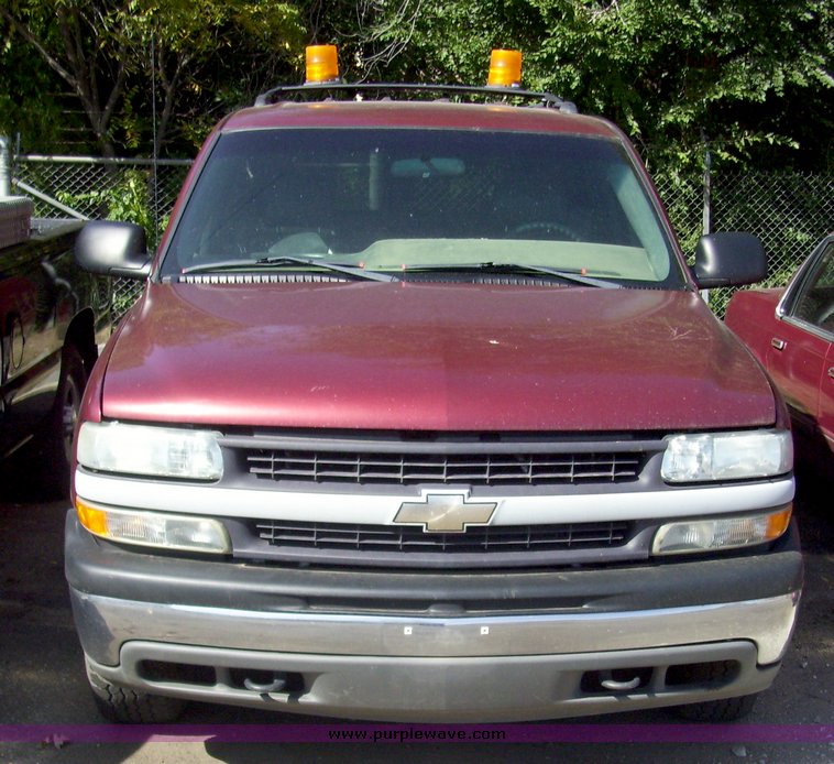 image for item 7195 2001 Chevrolet C1500 Suburban