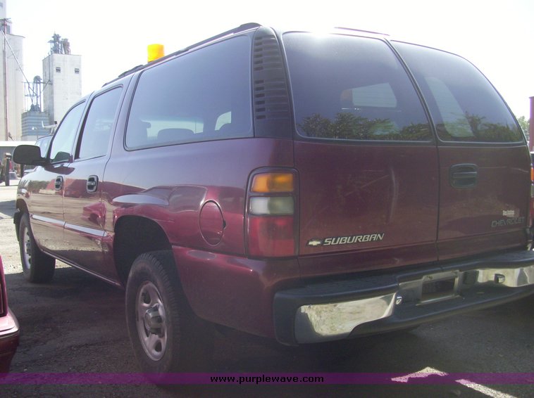 image for item 7195 2001 Chevrolet C1500 Suburban