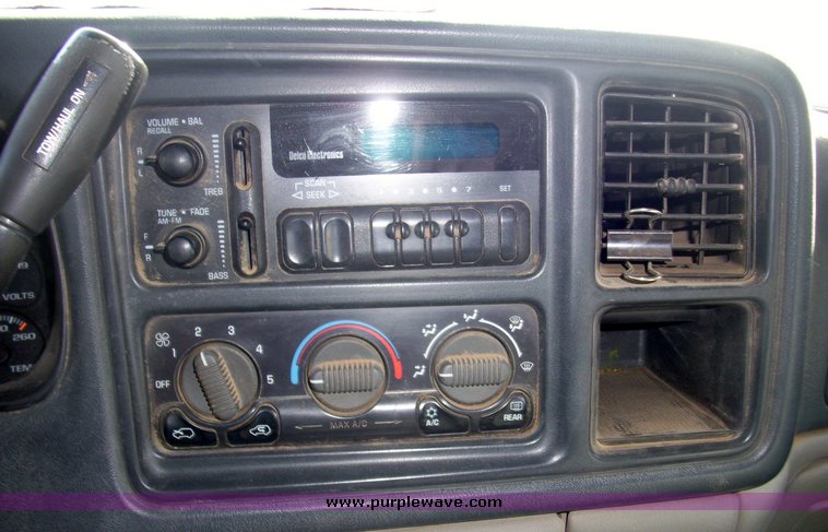 image for item 7195 2001 Chevrolet C1500 Suburban