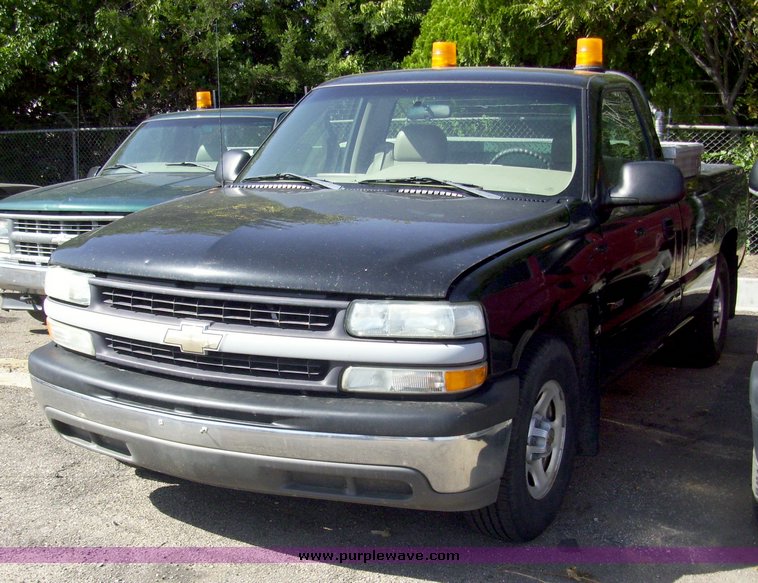 image for item 7196 2002 Chevrolet C1500 pickup truck