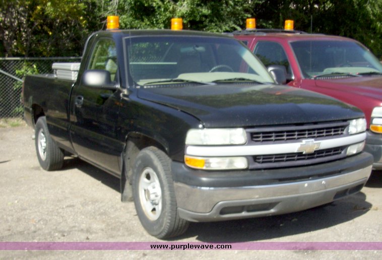 image for item 7196 2002 Chevrolet C1500 pickup truck