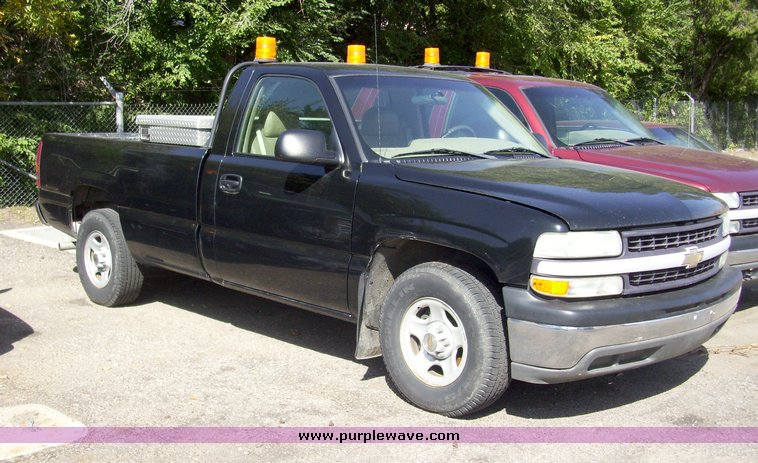 image for item 7196 2002 Chevrolet C1500 pickup truck