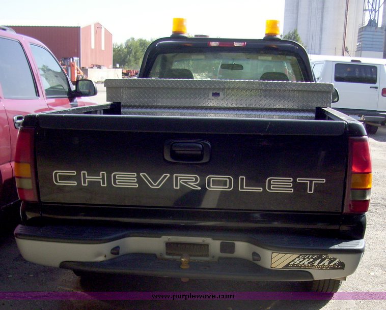 image for item 7196 2002 Chevrolet C1500 pickup truck