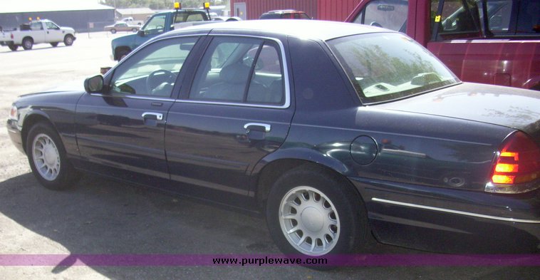 image for item 7199 2002 Ford Crown Victoria