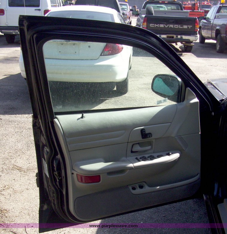 image for item 7199 2002 Ford Crown Victoria