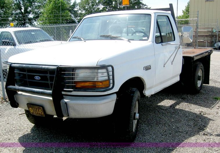 image for item 8533 1993 Ford F250 pickup truck