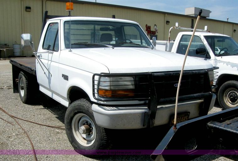 image for item 8533 1993 Ford F250 pickup truck