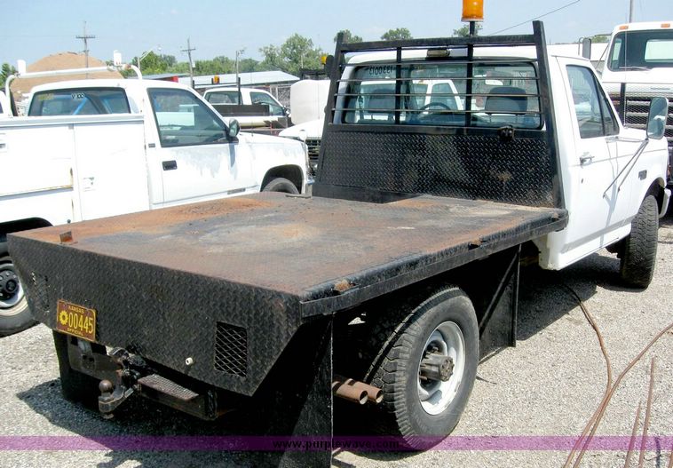image for item 8533 1993 Ford F250 pickup truck