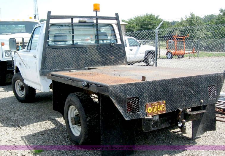 image for item 8533 1993 Ford F250 pickup truck