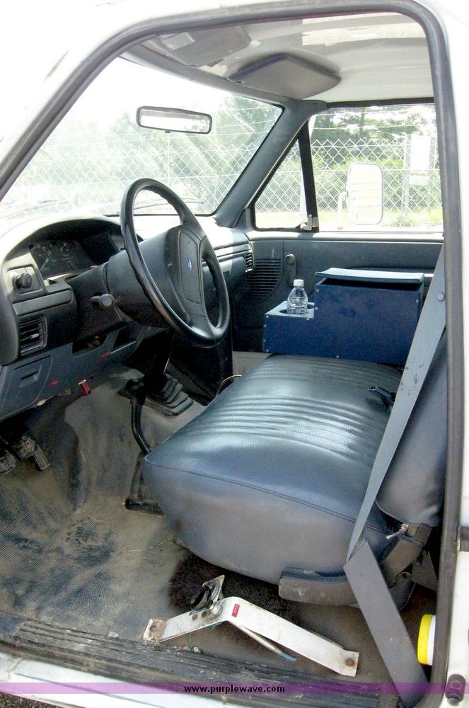 image for item 8533 1993 Ford F250 pickup truck