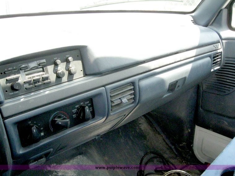 image for item 8533 1993 Ford F250 pickup truck