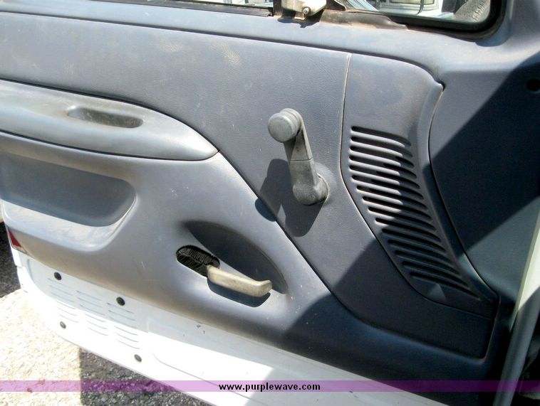 image for item 8533 1993 Ford F250 pickup truck