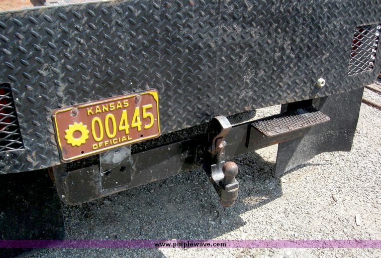 image for item 8533 1993 Ford F250 pickup truck