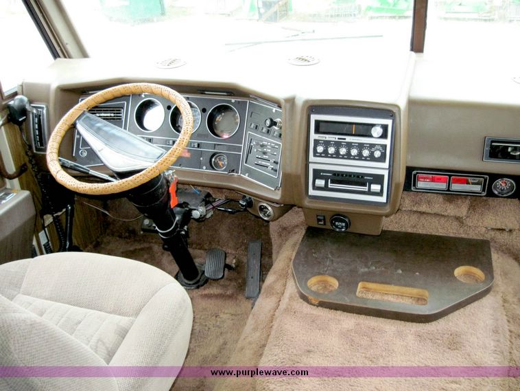 image for item 4404 1980 Winnebago 30' motor home