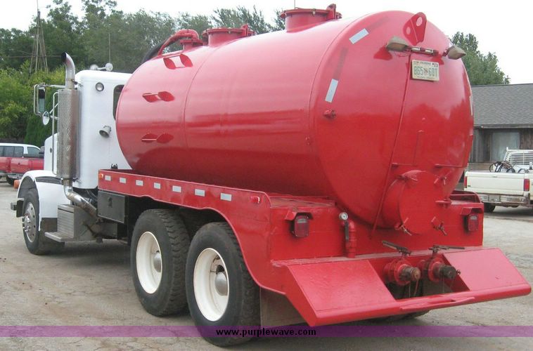 image for item 6698 1992 Peterbilt 378 tandem axle truck with 70 barrel tank