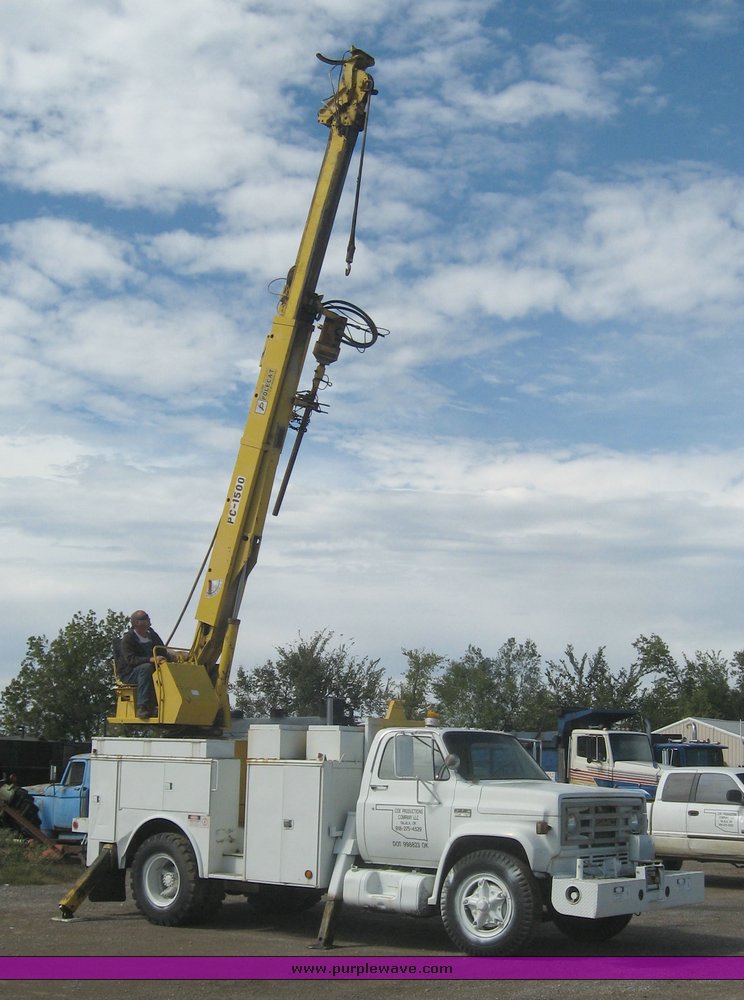 image for item 6722 1979 GMC truck with utility bed and Pitman Polecat 1500 boom arm with hydraulic driven auger and 18" bit