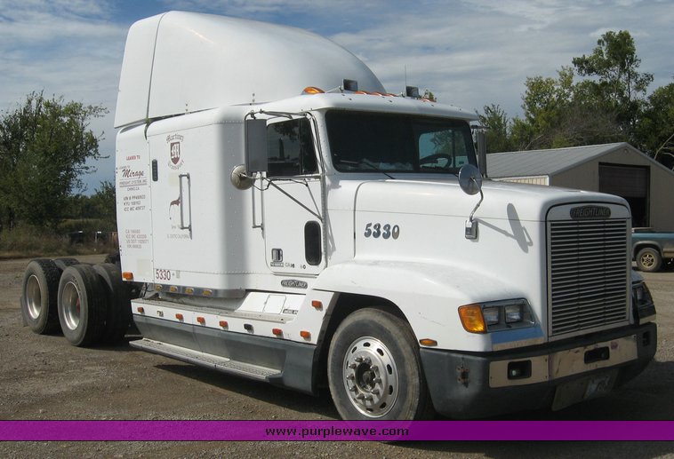 image for item 6723 1993 Freightliner Conventional FLD120 semi truck with sleeper