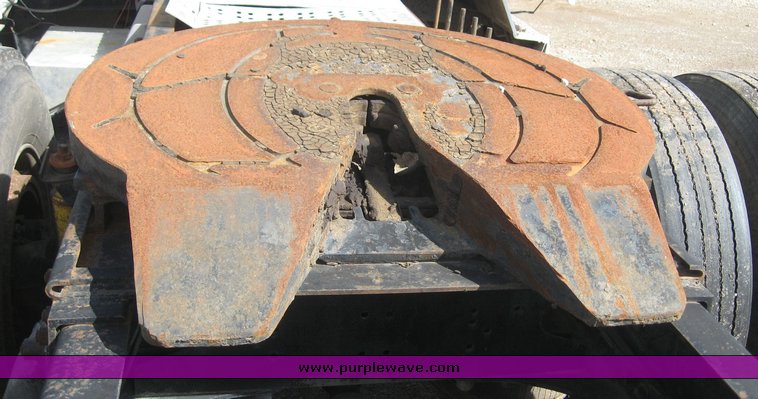 image for item 6723 1993 Freightliner Conventional FLD120 semi truck with sleeper