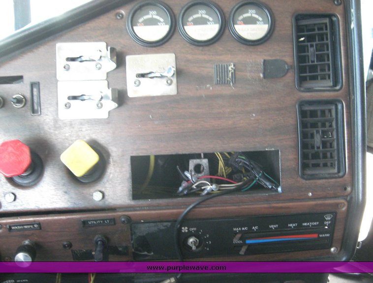 image for item 6723 1993 Freightliner Conventional FLD120 semi truck with sleeper