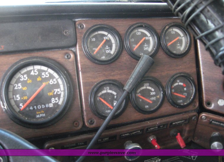 image for item 6723 1993 Freightliner Conventional FLD120 semi truck with sleeper