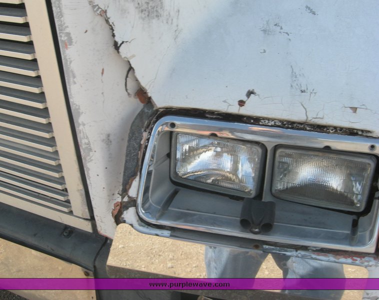 image for item 6723 1993 Freightliner Conventional FLD120 semi truck with sleeper