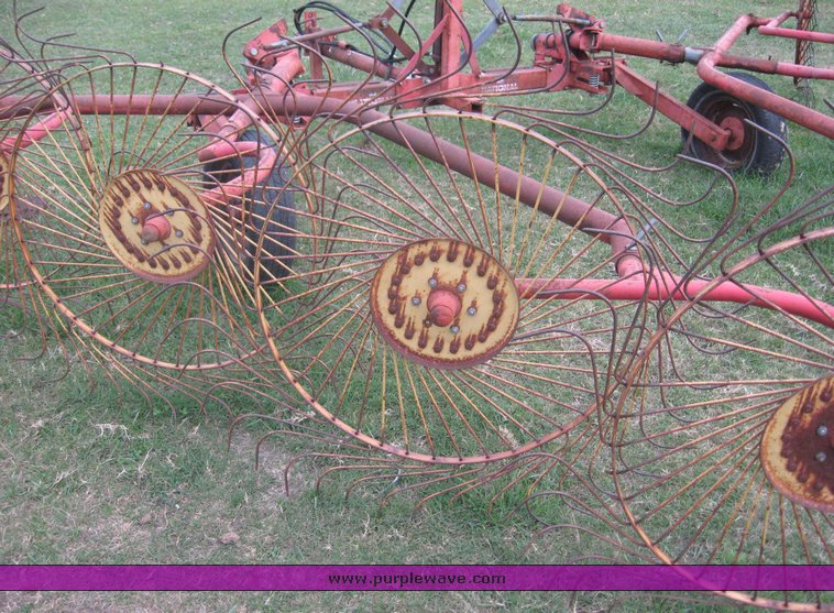 image for item 6746 International 10 wheel rake