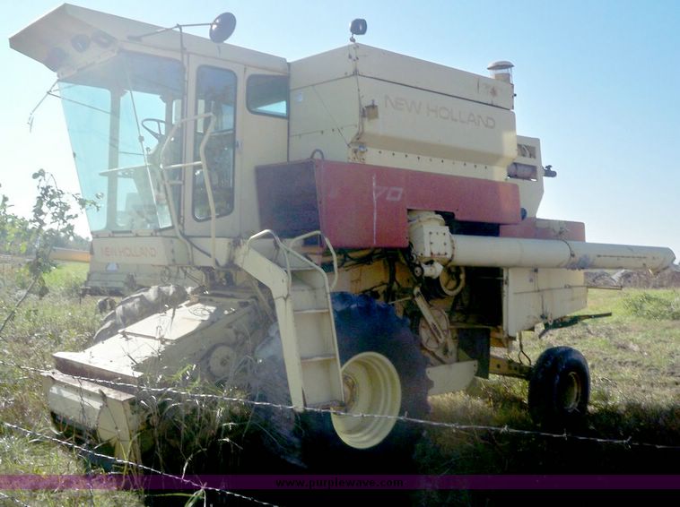 image for item 7528 New Holland TR70 combine with 20' platform with finger reel