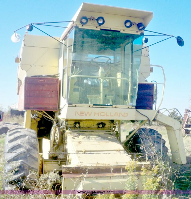 image for item 7528 New Holland TR70 combine with 20' platform with finger reel