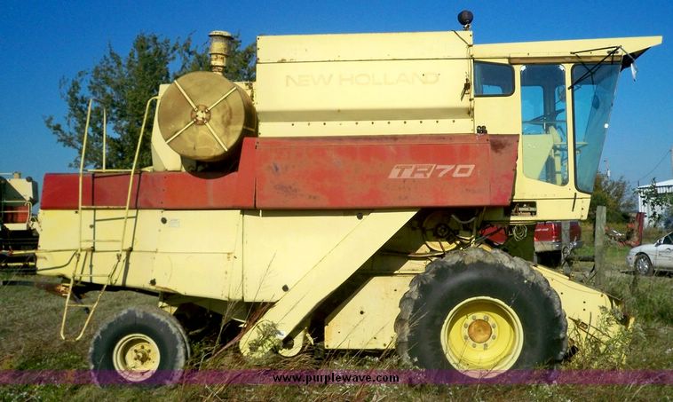 image for item 7528 New Holland TR70 combine with 20' platform with finger reel