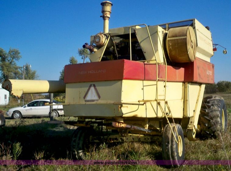 image for item 7528 New Holland TR70 combine with 20' platform with finger reel