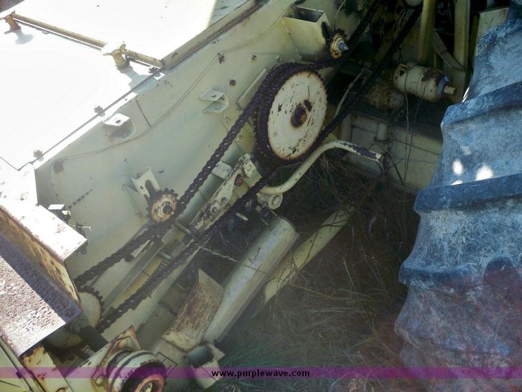 image for item 7528 New Holland TR70 combine with 20' platform with finger reel